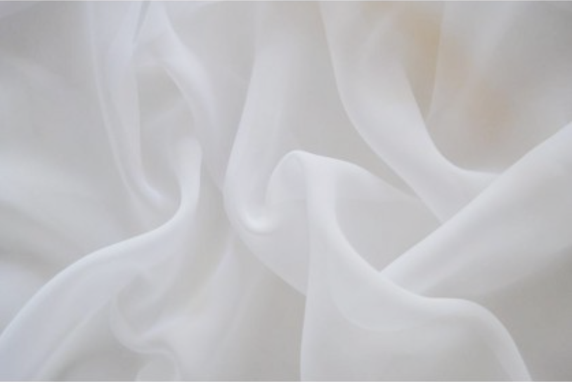 Étoffe blanche légère et transparente